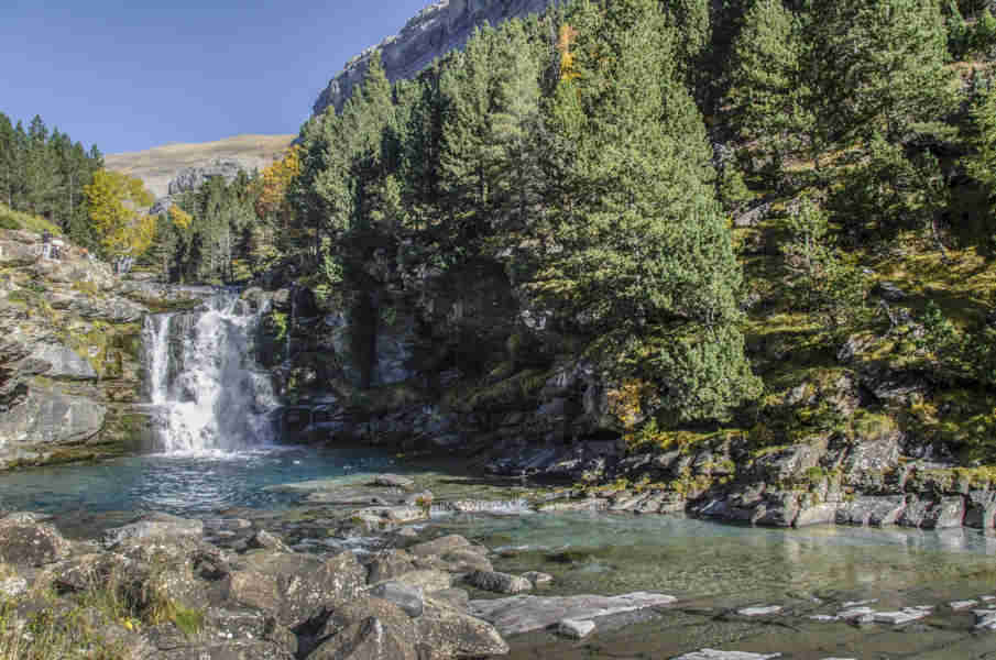 Huesca - parque nacional de Ordesa y Monte Perdido - valle de Ordesa 59 - Gradas de Soaso y rio Arazas.jpg